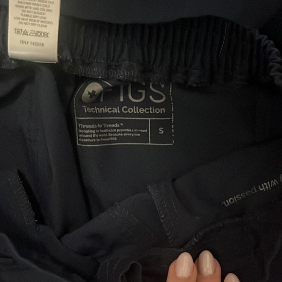FIGS Technical Collection Scrubs - Picture 5 of 6